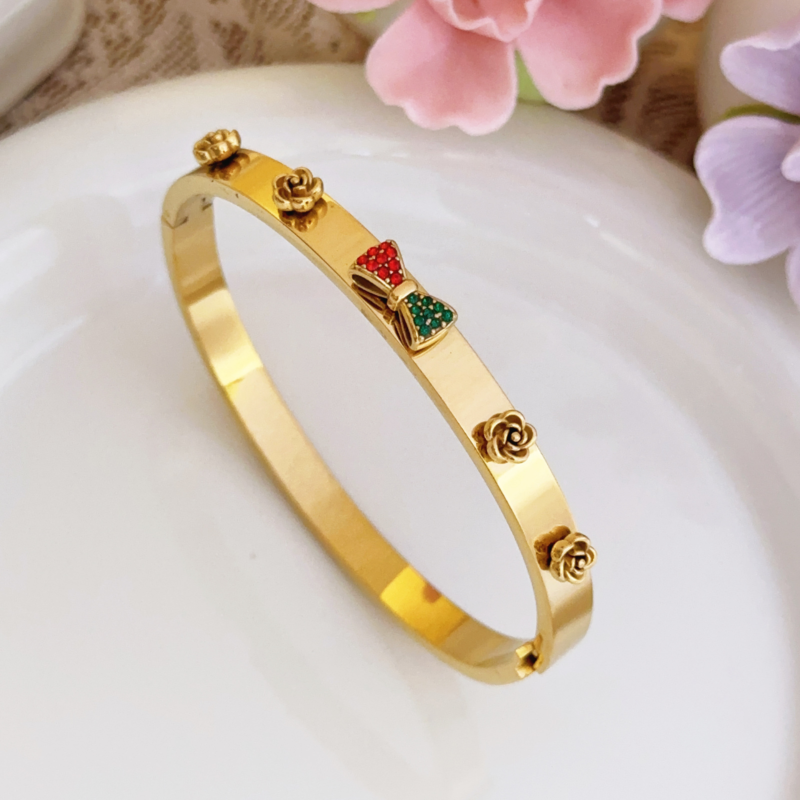 Pulsera de acero de titanio exagerada europea y americana, pulsera de lazo, pulsera de flor dorada de nicho, pulsera de hip-hop geométrica de oro de 18k