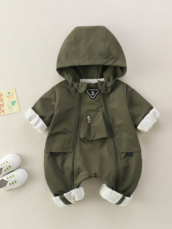 春の男の子の赤ちゃんは帽子をかぶって突撃して外出します。|undefined