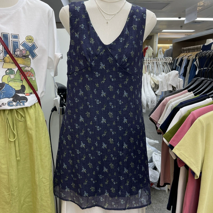 Южнокорейское Dongdaemun, ранняя лето 2025 года, новое однотонное элегантное универсальное платье с v-образным вырезом и цветочным принтом для женщин, уменьшающее возраст.