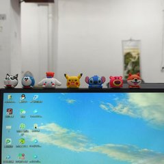 電気自動車の装飾はかわいいアニメの電気自動車のオートバイの機関車の小さい部品の人形の装飾品の女子学生を飾ります。