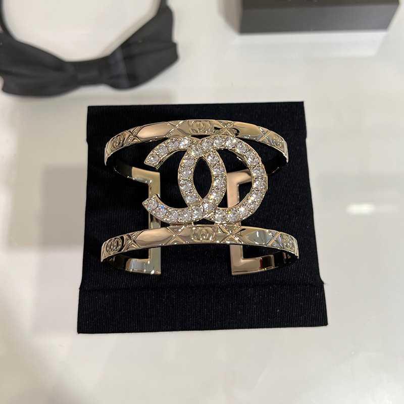 小香風重工寛版ブレスレット復古アルファベット透かし彫りの大げさな個性の中古風欧米の質感の手環ネット|undefined