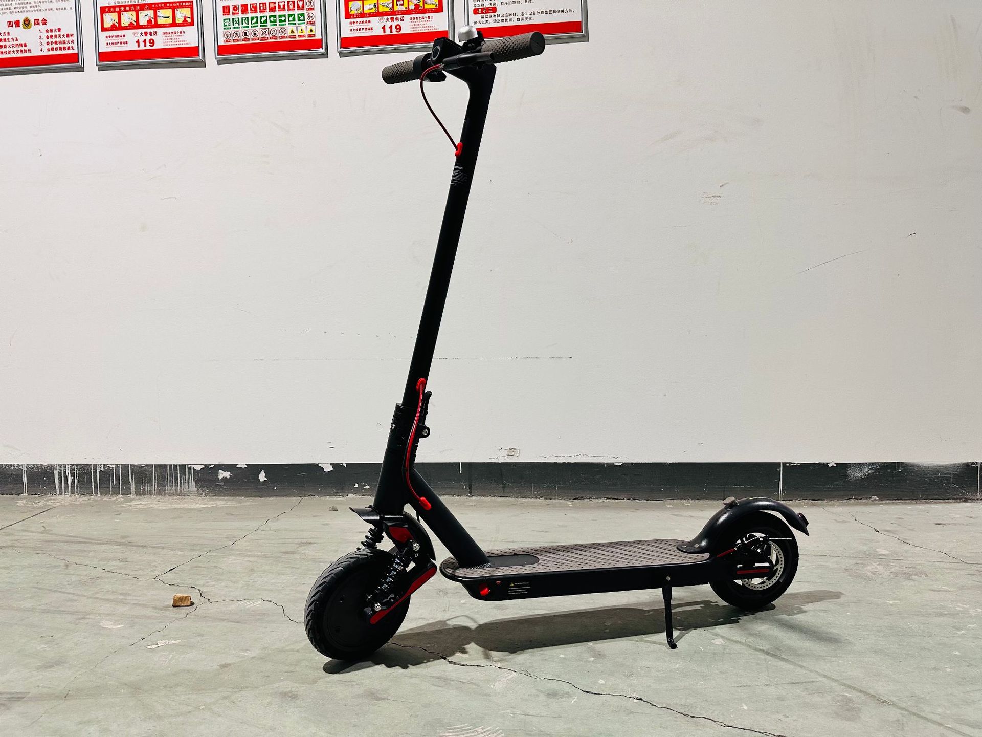Overseas warehouse straight hair electric scooter 8.5 inch folding scooter driving two-wheeled scooter mini electric car