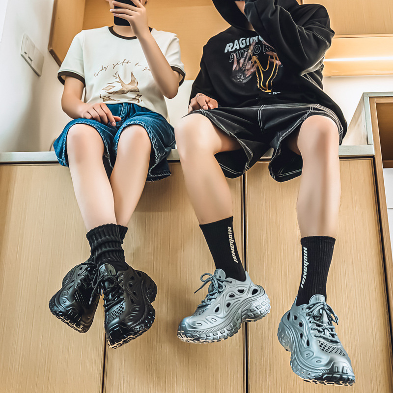 Diseñador de zapatos de coco de lujo ligero 2025 Xia Kanye Pareja al aire libre playa zapatos con agujeros Douyin video sandalias hombre