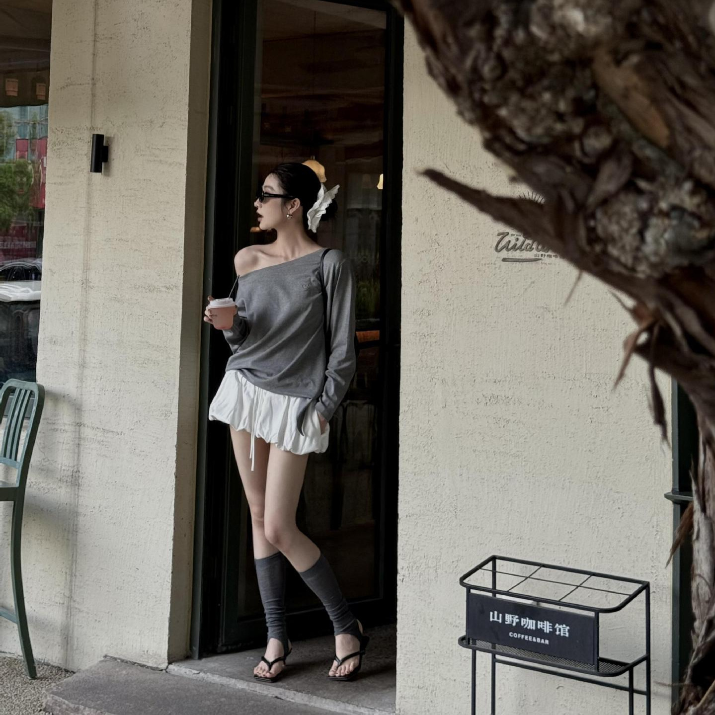 Beautiful and Beautiful Korean Style Outfit for Summer, High-End Small Gray T-Shirt, White Bud Skirt Suit
