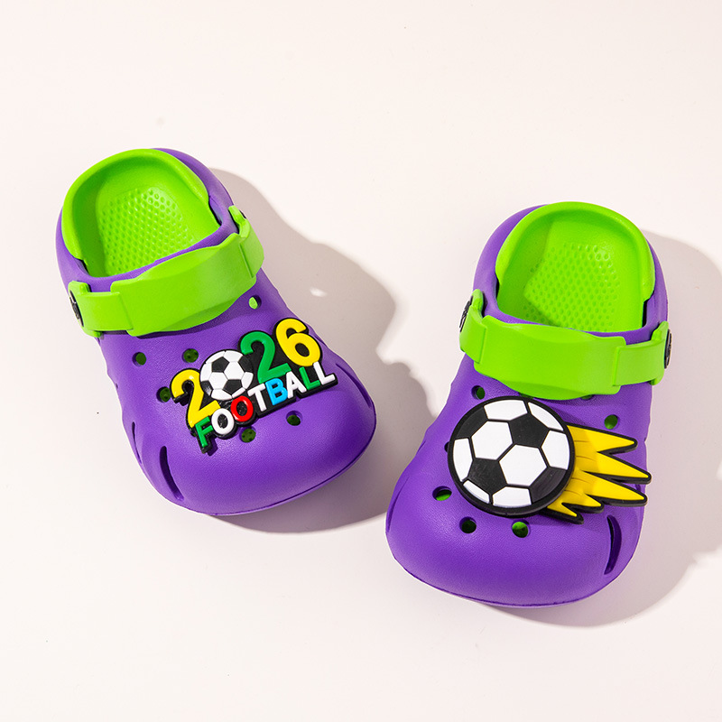 Zapatillas infantiles bonitas de fútbol para niños pequeños en el interior zapatillas frescas para jugar dos zapatos de verano