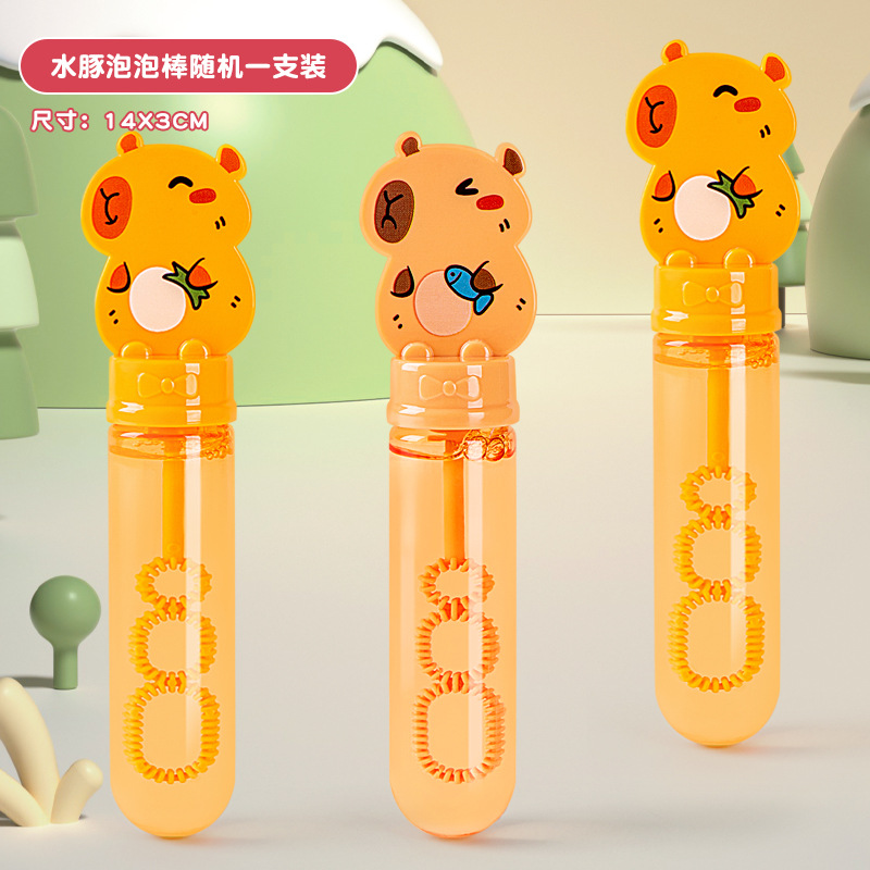 Varita de burbujas de panda de dibujos animados para que los niños la sostengan y hagan burbujas al aire libre en el parque.