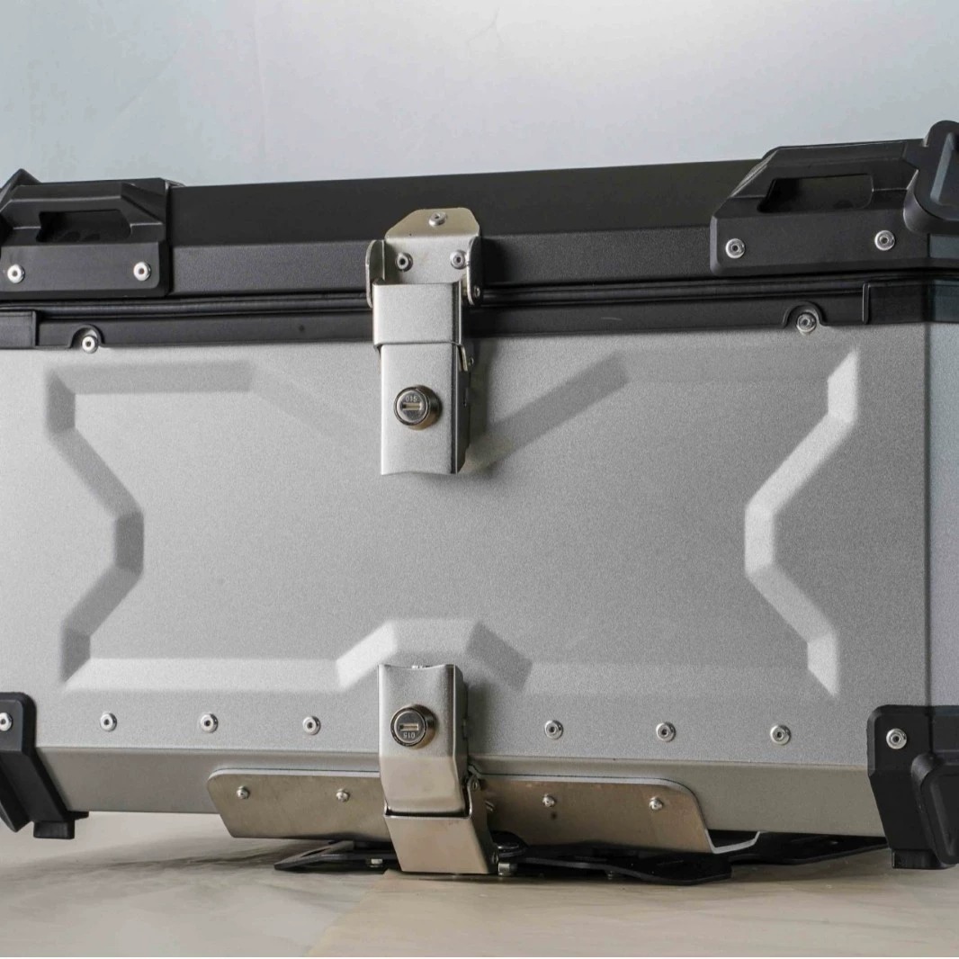 Caja de almacenamiento de alta capacidad de aleación de aluminio, locomotora de almacenamiento de camping, 100L plateado / negro, maletero de motocicleta