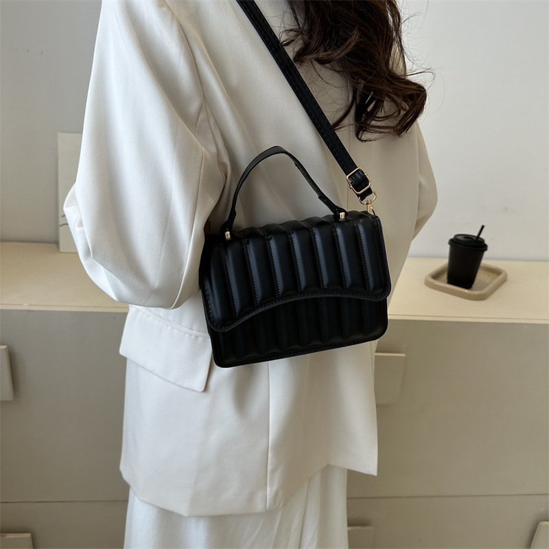 Este año, la popular bolsa de mochila de otoño 2023, nueva bolsa de estilo, bolsa de hombro simple de moda para mujeres, bolso casual coreano.