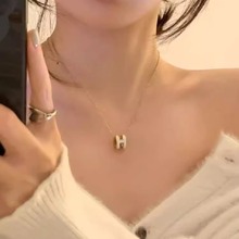 H字母轻奢吊坠项链女小众高级感设计毛衣链钛钢不掉色锁骨链配饰