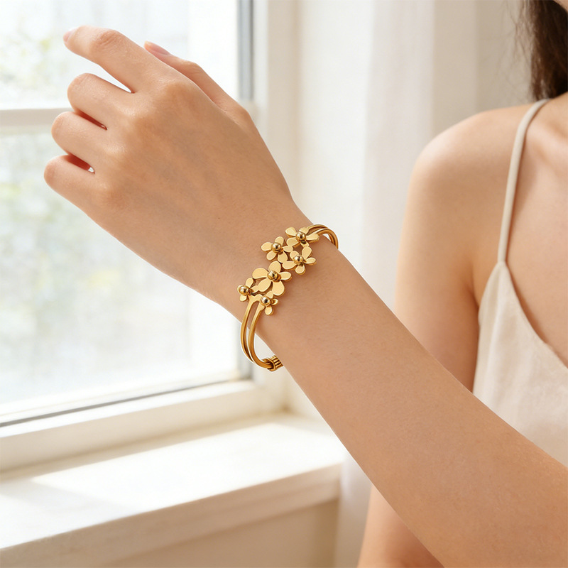 Brazalete de acero de titanio con flores lujosas abiertas de moda europea y americana no se desvanece Brazalete de acero de titanio para mujeres no se desvanece joyas