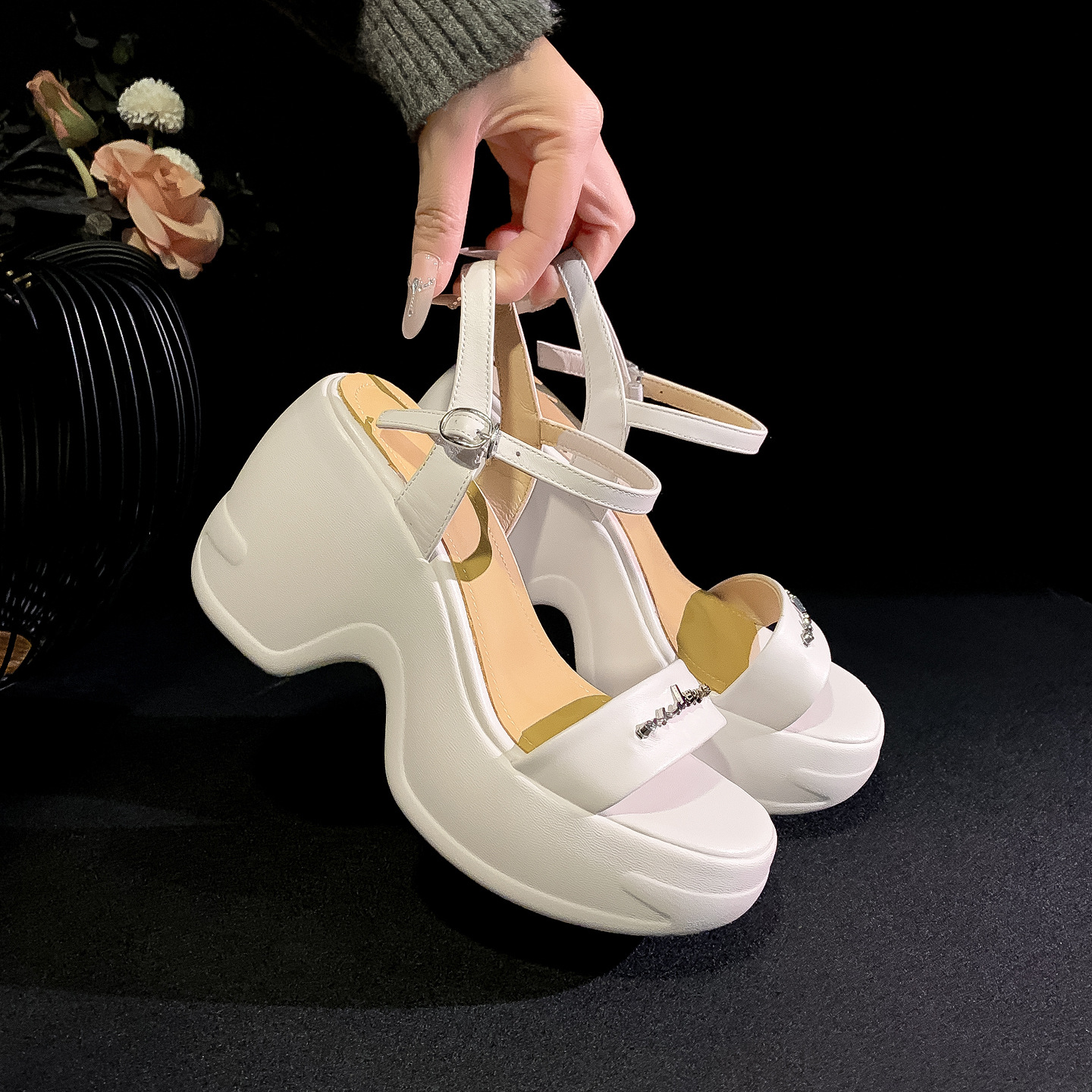 Sandal thể thao nữ đế xuồng cao 5 cm quai ngang chữ T — màu đen, màu trắng ngà