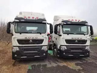 重汽豪沃TX440马力LNG牵引车白色法规版轻量化
