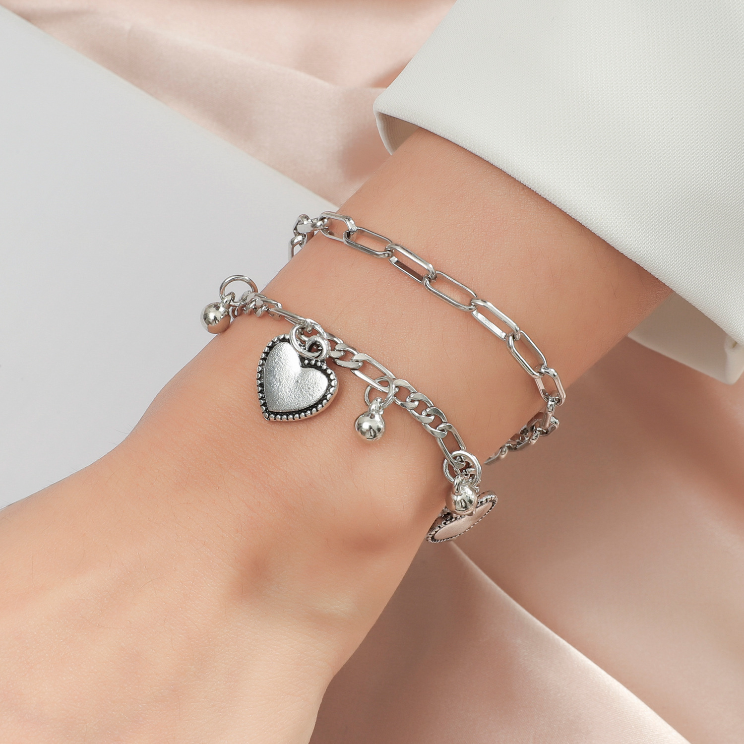 Retro Double-layer Heart Round Bead Chain Bracelet display picture 1