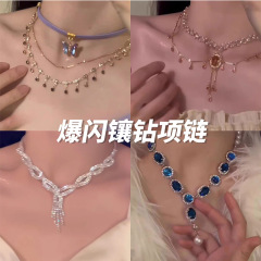 豪華な風のファッションが輝いています。ジルコンのネックレスは大衆のデザイン感があります。
