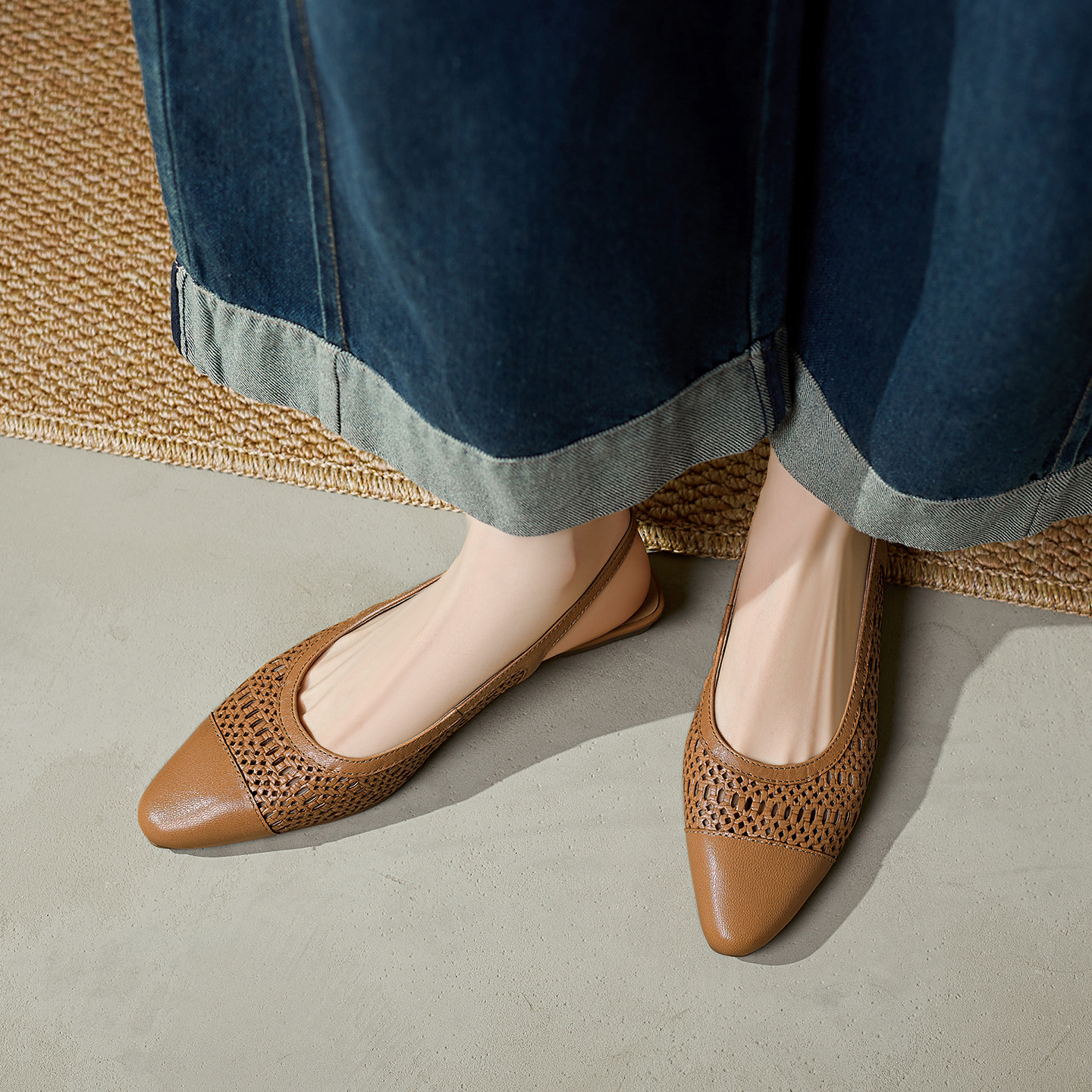 Sandal nữ phong cách vintage mũi kín hở gót đế bệt — Màu caramel
