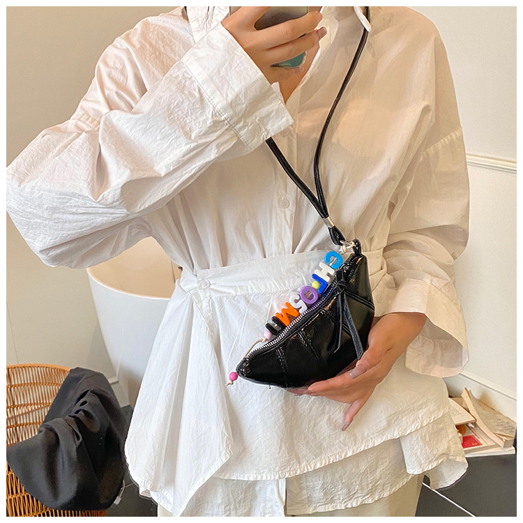 The cute horn bag with a niche neckline design is fashionable and trendy. The mini crossbody bag is in a solid color, simple and elegant with a high-end texture undefined