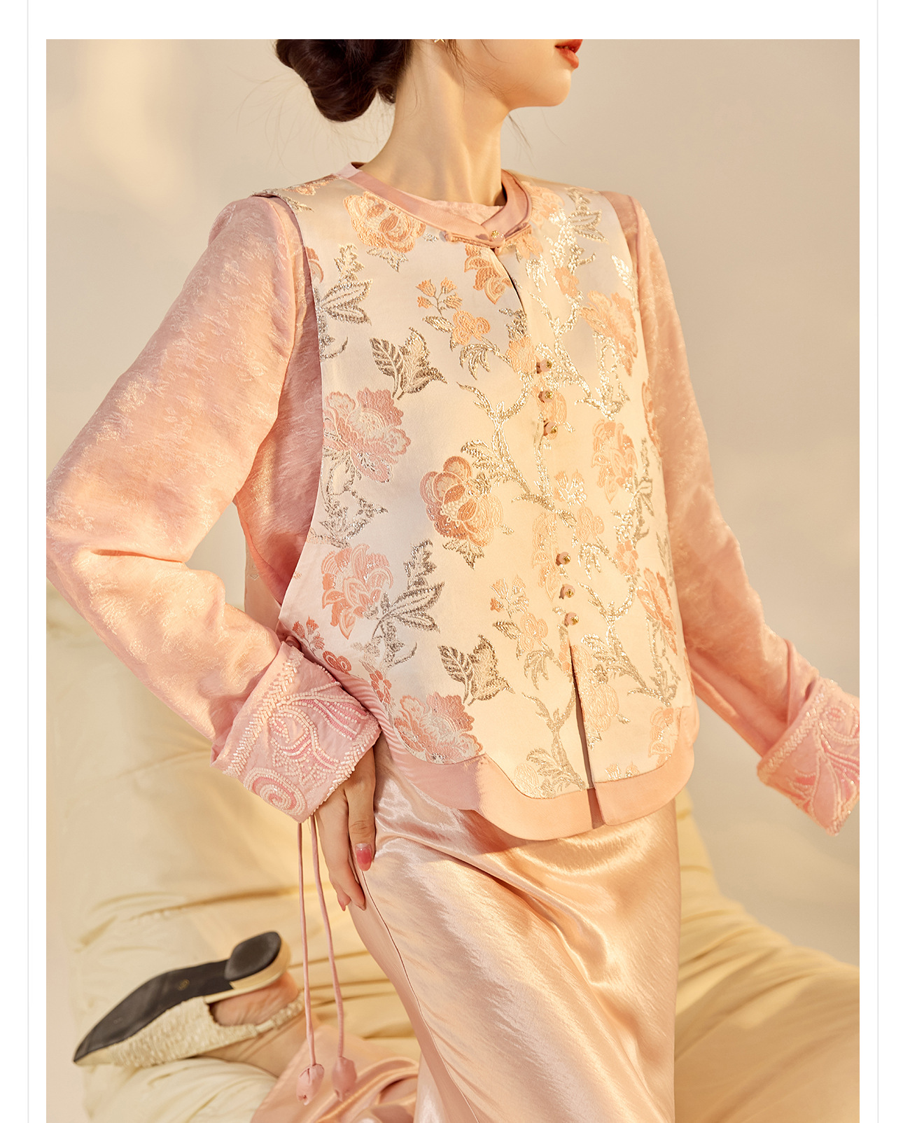Bộ áo vest không tay và chân váy phong cách Trung Hoa dệt hoa lụa bạc N8065 — áo ghi lê, váy hồng chi tiết 4