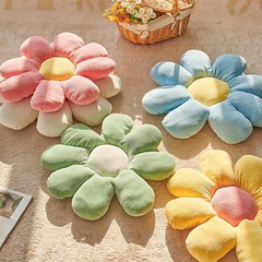 小さいデイジーの太陽の花のぬいぐるみの女子学生の事務室は枕の椅子のソファーを抱きます。