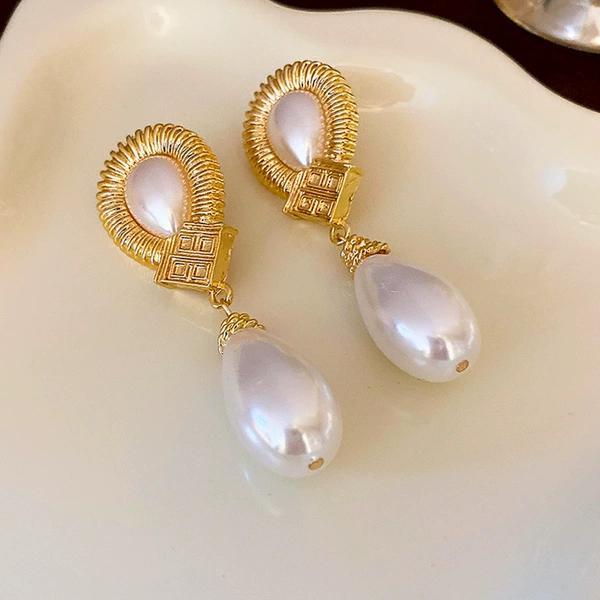 97#Silver needle medium water drop -shaped pearl earrings