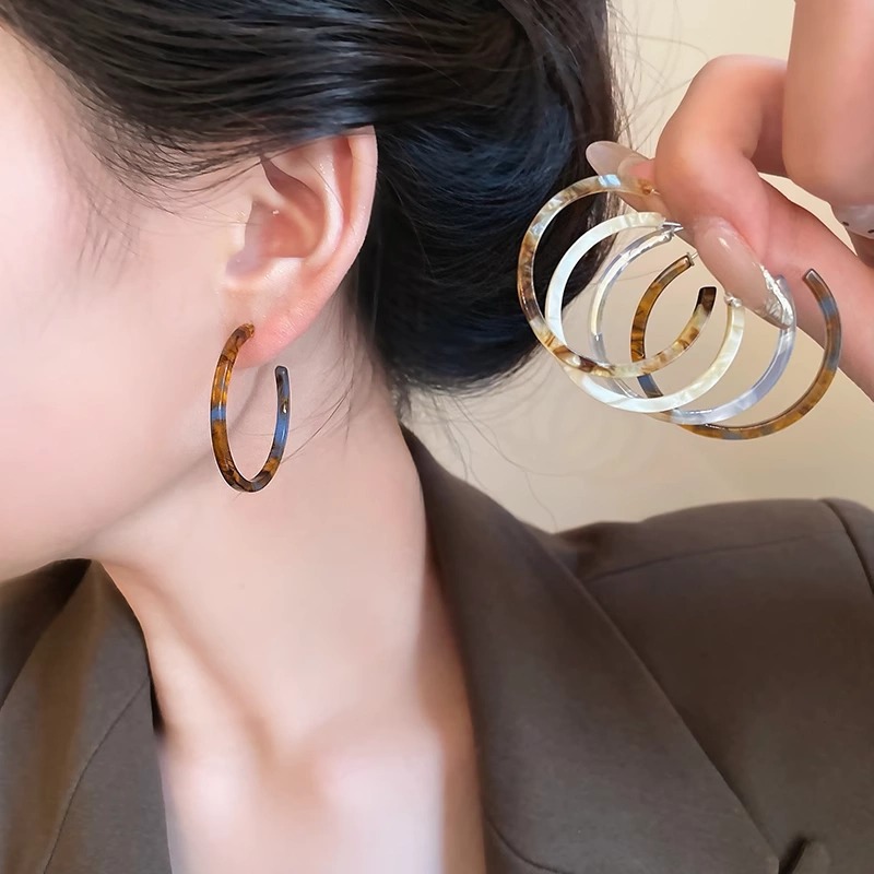 Anillo de vinagre ámbar de oxígeno gran anillo de aretes de aretes de aretes para mujeres explosión de alta calidad aretes de aretes de color único de verano
