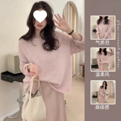ピンクのセーターの女性は春の2025年の新型の早春の服をつけます。