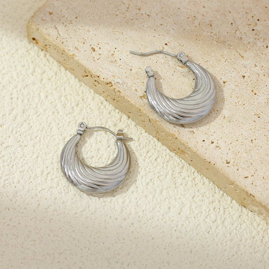 Nuevos productos europeos y estadounidenses de moda universal de acero inoxidable anillo de textura pendientes para mujeres lujosas nichos de alta calidad pendientes de acero de titanio