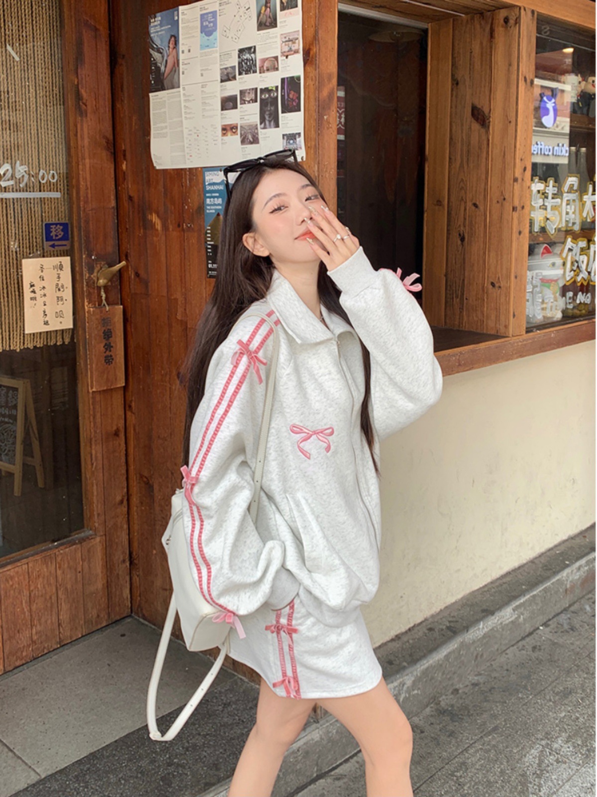 デザイン感のある蝶結びの長袖の上着の女性の春と秋の新型の襟の刺繍のゆったりしている大衆の上着のファッション