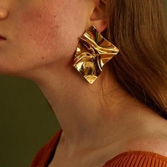 欧米の人気のクロスボーダーのアクセサリーの新型の誇張した個性の幾何学のイヤリングの女性の不規則な合金のメッキの耳飾りの卸売り