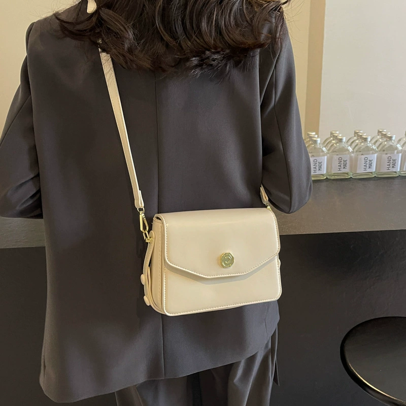 Универсальная щёчная румяна? Одно плечо сумка? "Universal face blush, one-shoulder bag" — здесь likely косметика с сумкой; translation should reflect 