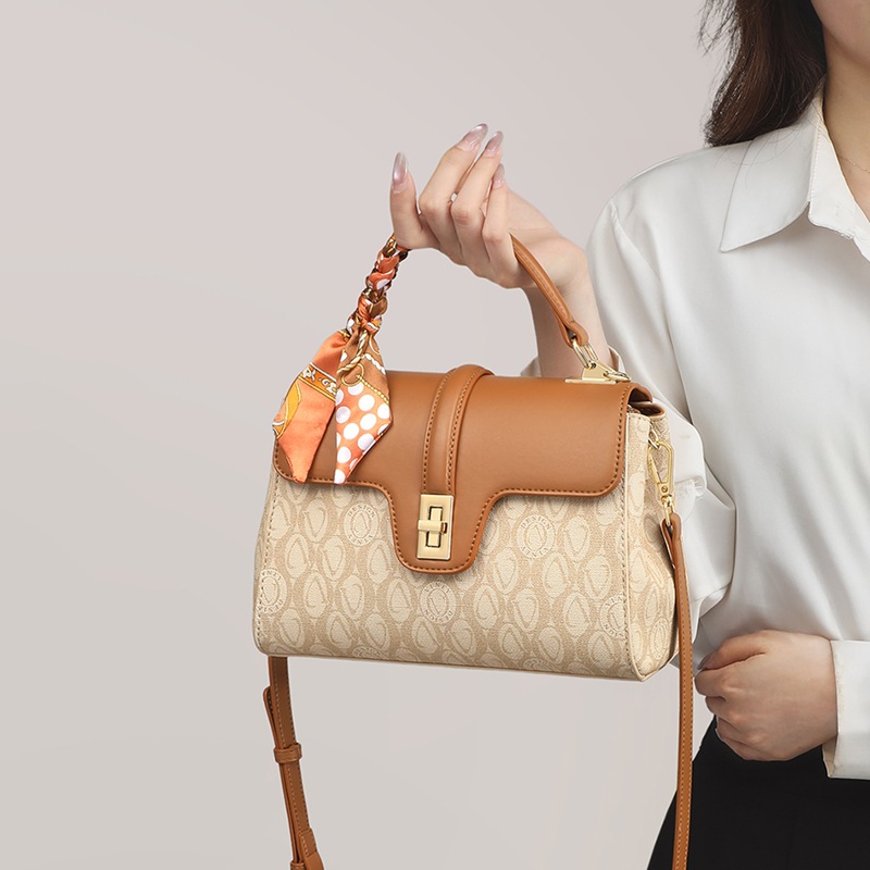 Túi đeo chéo nữ dây xích thời trang dáng dọc — màu mơ
