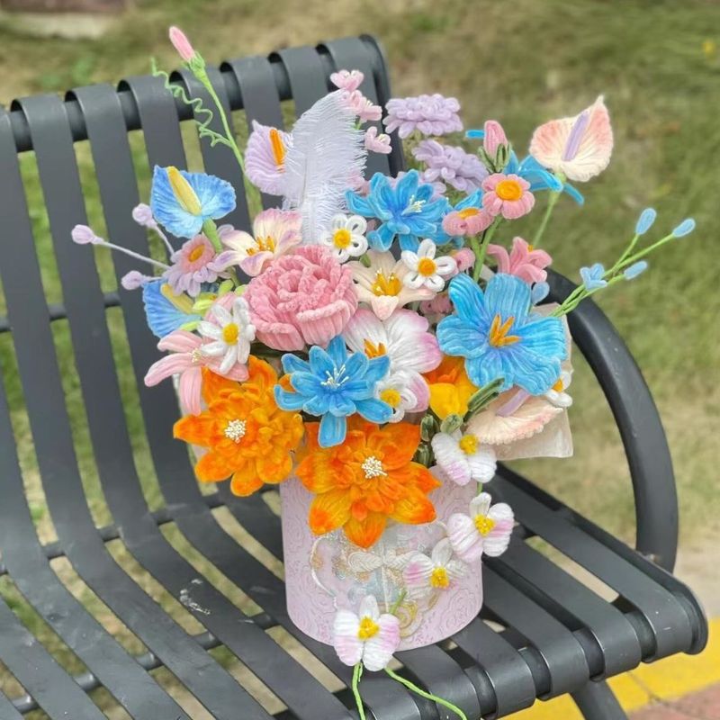 ツイストな花束の手作りの材料を包んで、バラを抱いて桶の花を抱いて彼女の親友にプレゼントします。|undefined