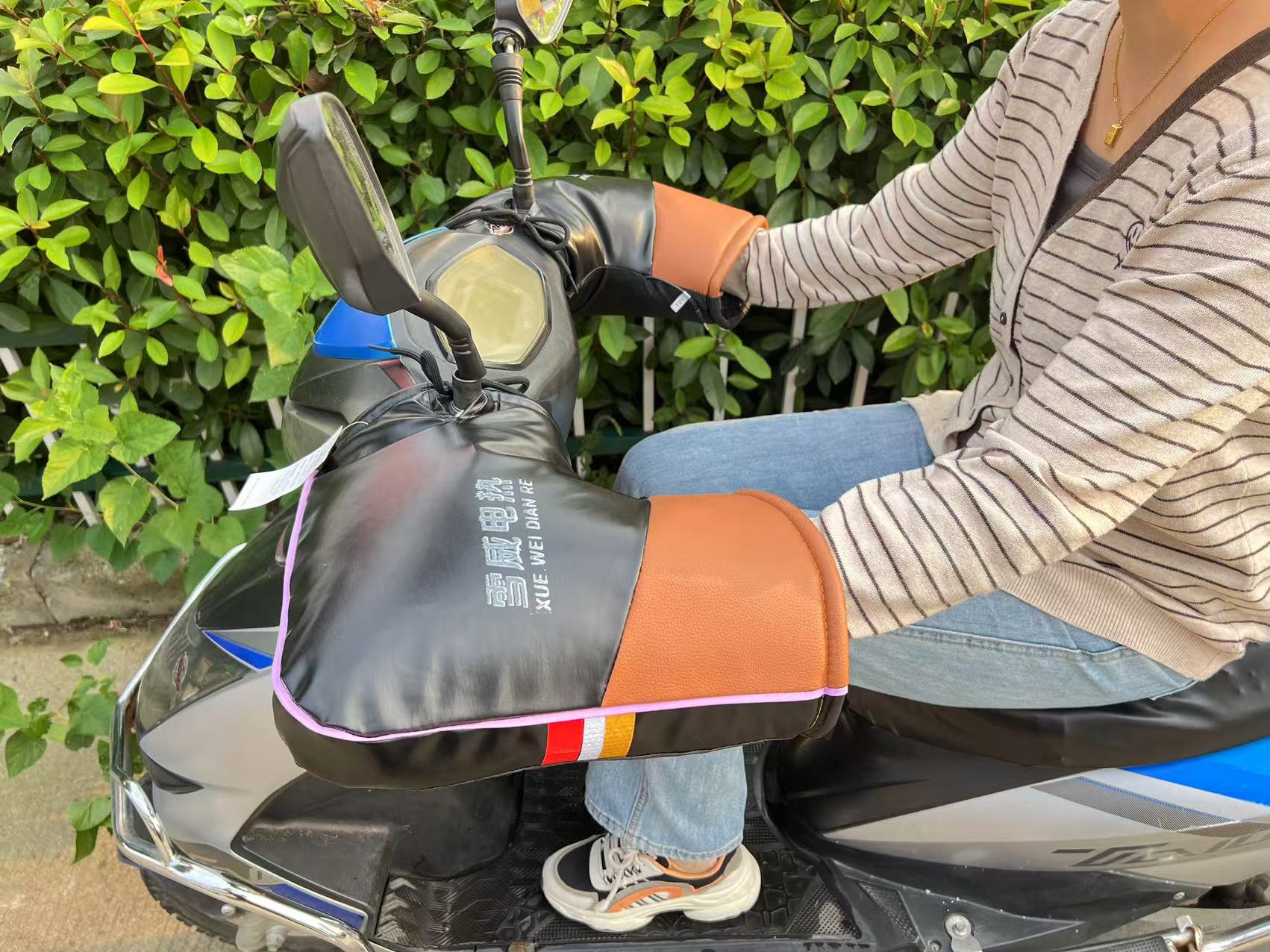 Universal electric heated handlebar covers for electric scooters and mopeds, winter electric heated handgrip covers 48V 60V 72V