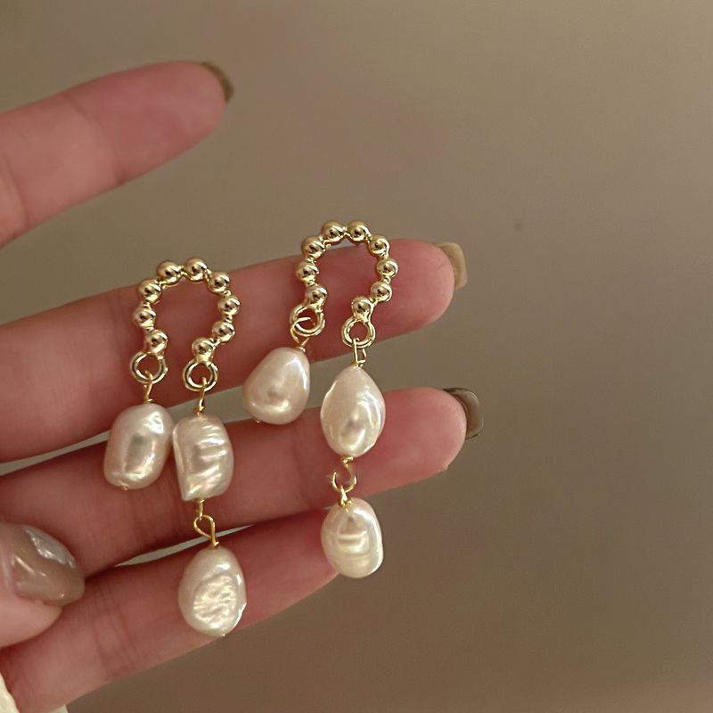 高級な真似のバロックは真珠のイヤリングをまねます。