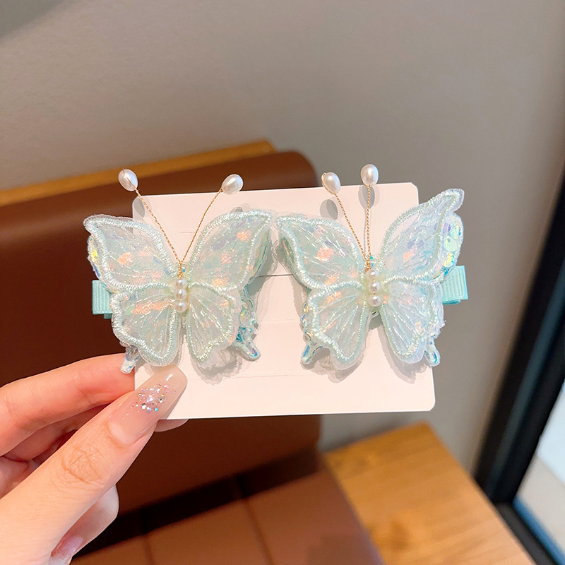 Un par de mariposas verdes frescas