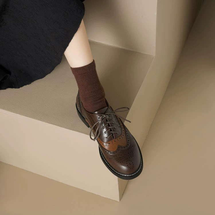 Гигантский носить французские туфли с глубоким ртом