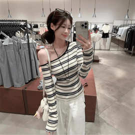 上衣ins韩系复古慵懒黑米条纹斜领T恤女秋季新款修身显瘦短款露肩