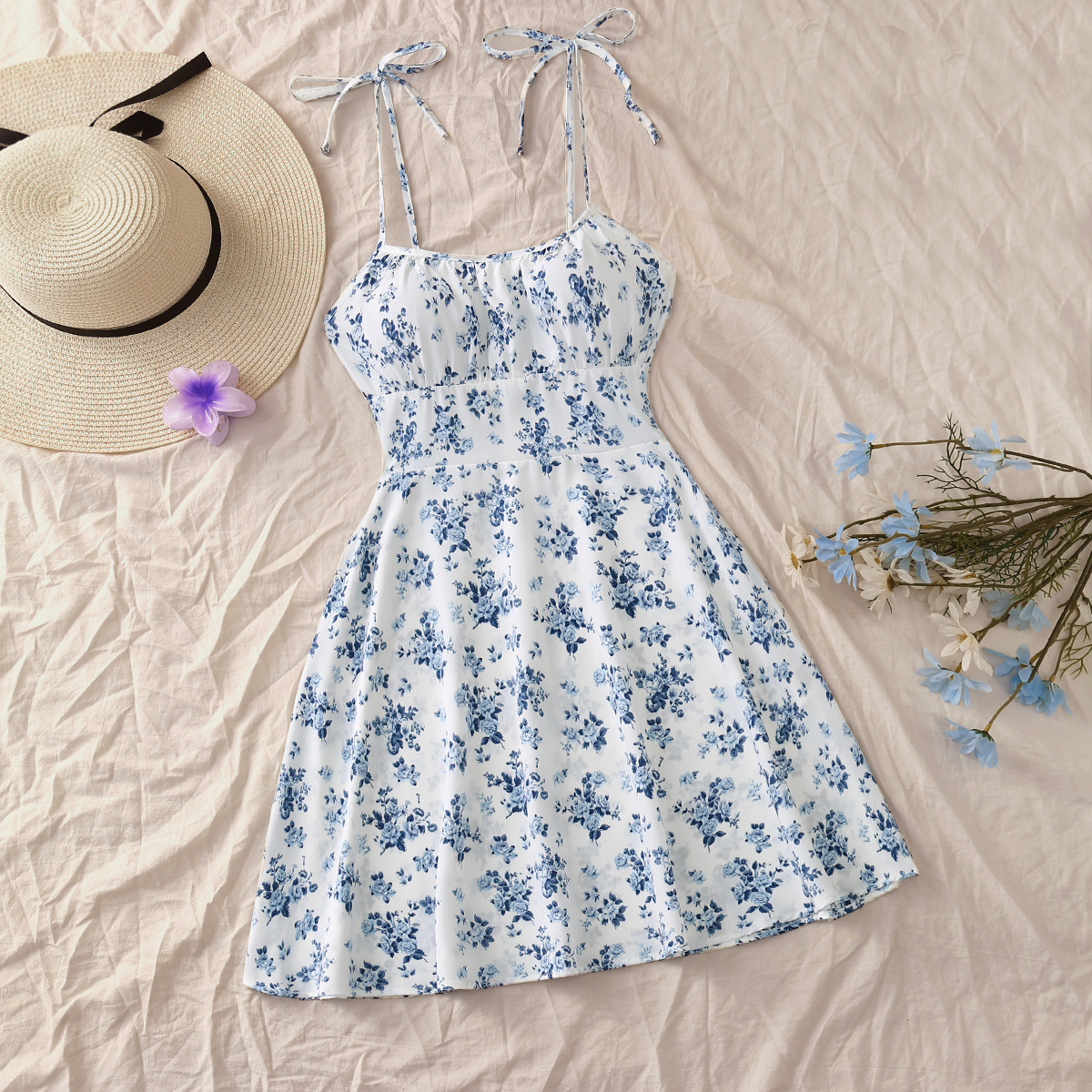 흰색 바탕에 파란색 꽃