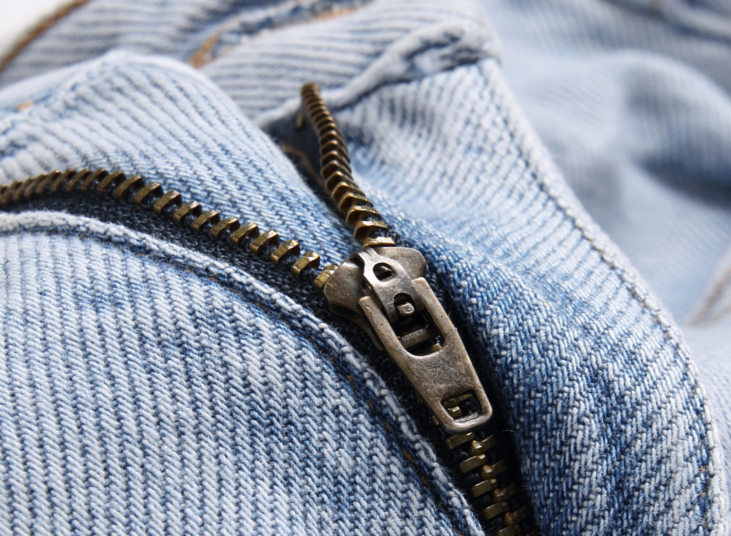 Herrenbekleidung - Trendy, strapazierfähige, gestapelte, lockere Hose mit Quasten, bestickten Haarschnitten und Schnurrbart-Jeans mit lockerem Saum für Männer_voghion.com