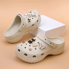 穴の靴の女性の夏の外はファッションの厚い底を着て通気します。