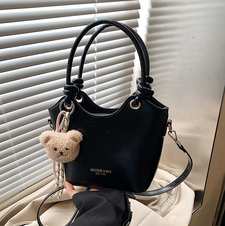 Popular ultra caliente bolso de cubo de mano para mujeres 2025 nuevo nicho Zhong universal bolso de viaje casual simple mochila de hombro