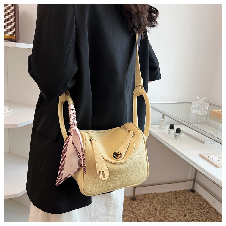 Women's Medium Pu Leather Solid Color Fashion Pillow Shape Buckle Crossbody Bag display picture 4