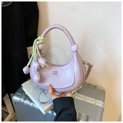 超火手提月牙包包女式2025新款轻奢小众高级感通勤百搭斜挎小拎包