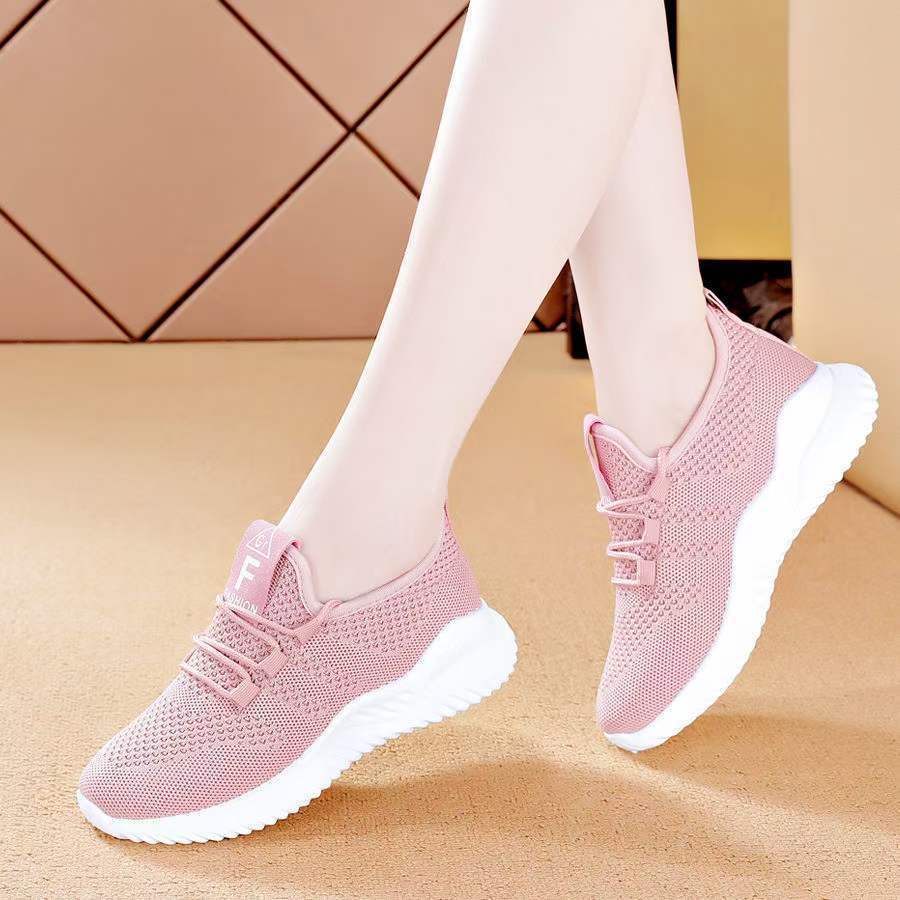 Un nuevo tipo de zapatos casuales de tejido de mujer, zapatos deportivos suaves cómodos, zapatos escolares ligeros de moda, zapatos blancos.
