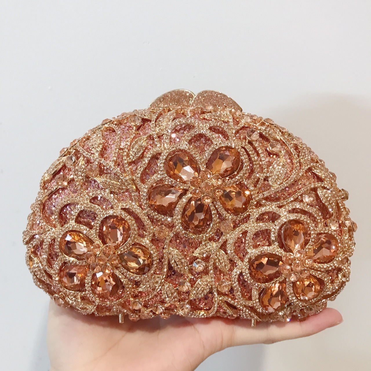 * Nuevos diamantes transfronterizos bolsas de joyas huecadas con diamantes flores bolsas de maquillaje bolsas de mano europeas y americanas