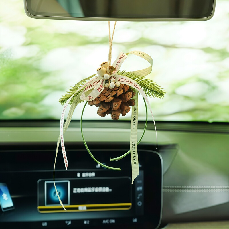 「グリーンパイン」カーペンダントは、ニッチで特別でクリエイティブな植物の松ぼっくりのクリスマスデコレーションとして女の子へのギフトとして贈られます。|undefined