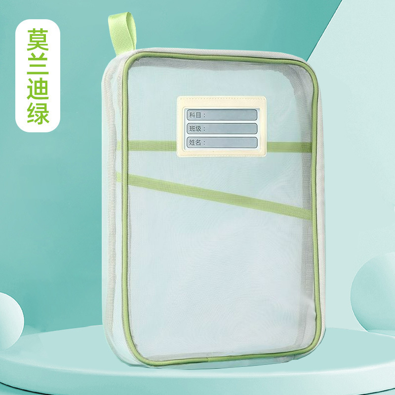 L型科目分類袋透明書類袋ファスナー式3層ネット糸大開口学生が本袋を持っている|undefined