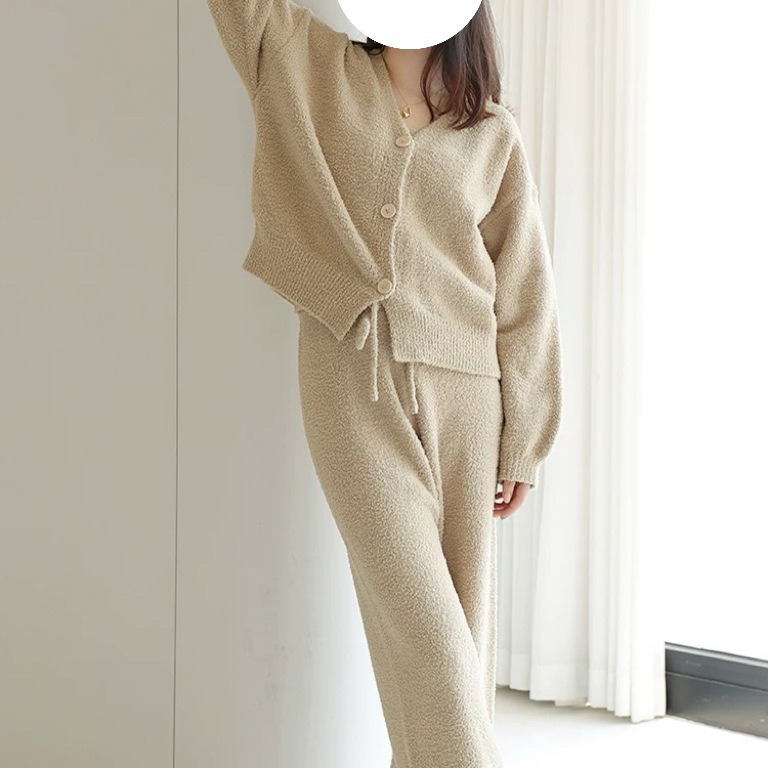 가을과 겨울 잠옷 여성용 하프사이드 벨벳 기모 두껍게 한 소프트 넷 인기 바람은 슬링 홈 의류 3 피스 세트 밖에서 입을 수 있습니다.