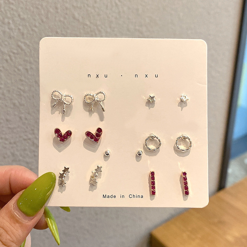 Pendientes de aro lisos para mujer, lujo ligero, pendientes de alta gama, pendientes populares, aretes de diseño exclusivo, aretes de otoño e invierno al por mayor