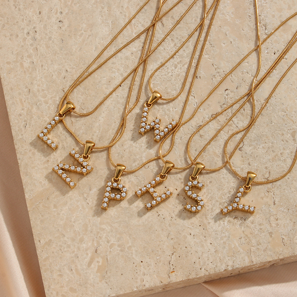 Einfacher Stil Brief Rostfreier Stahl Überzug Eingelegte Perlen Perle Vergoldet Halskette display picture 4