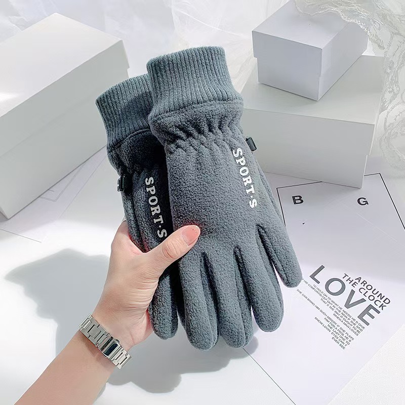 Otoño y invierno, hombres y mujeres en invierno, conducción al aire libre, tranvía de conducción, calor, viento, agua, mano antideslizante